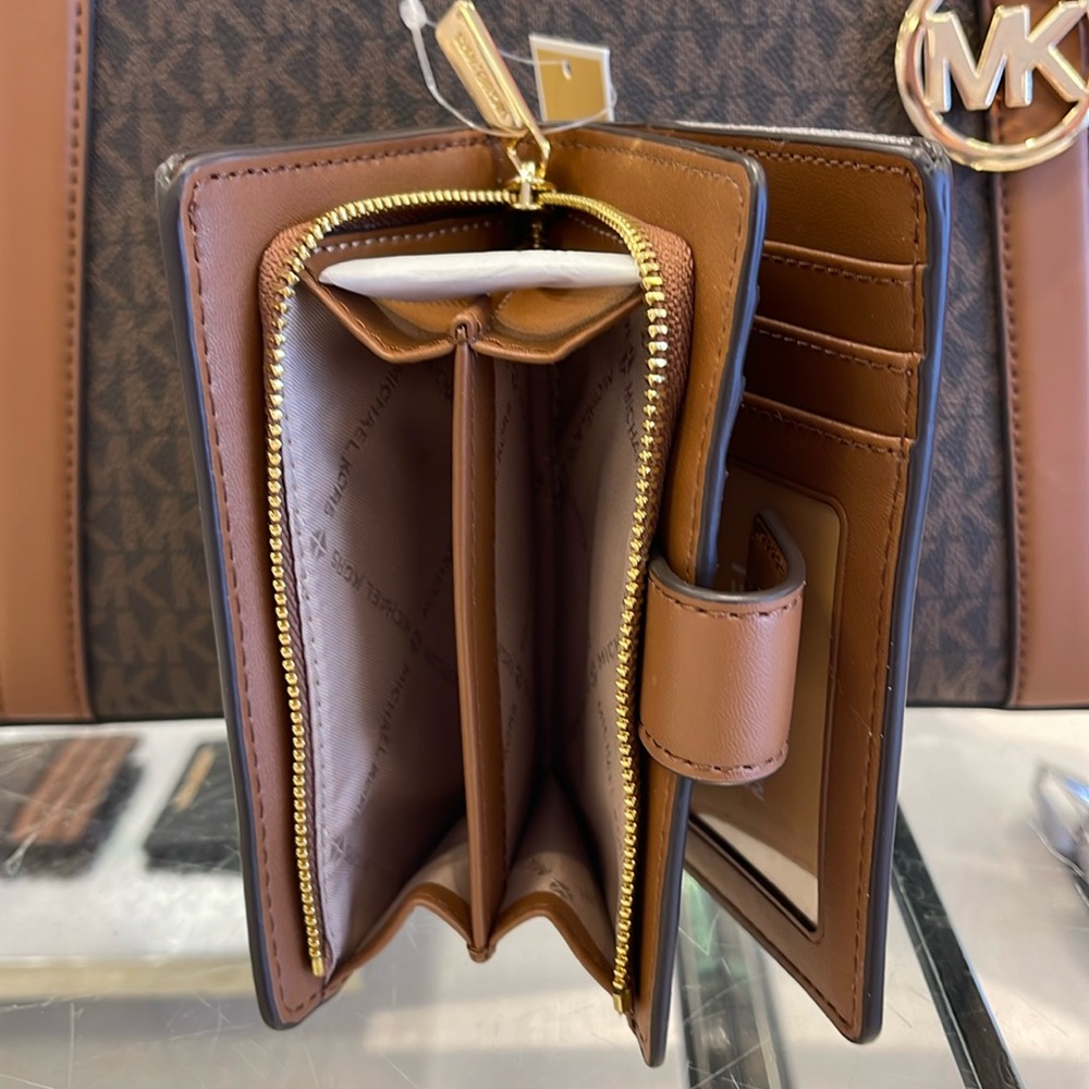 MICHAEL KORS
Medium Signature Logo Wallet 
Vanilla 
NWT - Picture 3 of 16